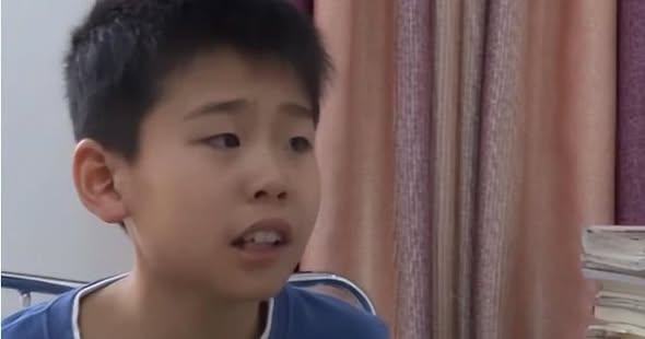 Cậu bé nhặt gần 900 triệu nhưng người mất khăng khăng đánh rơi 70 triệu: Phản ứng gia đình cho thấy dạy con quá tốt