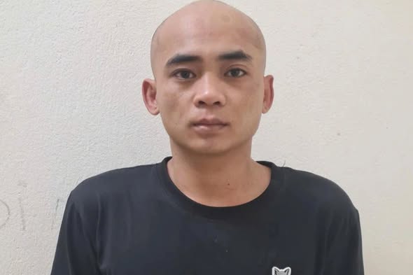 Chủ tiệm sửa điện thoại rút tiền trong tài khoản của khách