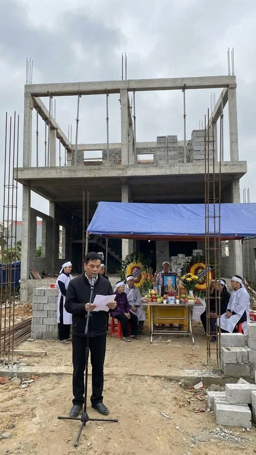 Ngày mẹ kế qua đời, căn nhà vang lên đủ loại tiếng xì xào. Họ hàng bảo bà thiên vị, vì để lại cho con ruột –